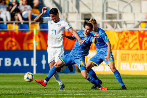 Gdynia, Polen, 11.06.2019, FIFA U-20-Weltmeisterschaft Polen 2019, Halbfinale, Ukraine - Italien, Gianluca Scamacca (ITA) und Kyrylo Dryshliuk (UKR) im Zweikampf ( Defodi-01048-180934