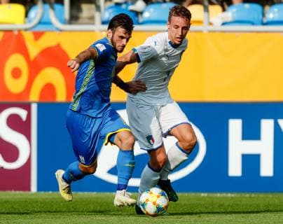 Gdynia, Polen, 11.06.2019, FIFA U-20-Weltmeisterschaft Polen 2019, Halbfinale, Ukraine - Italien, Serhii Buletsa (UKR) und Davide Frattesi (ITA) im Zweikampf ( Defodi-01048-180938