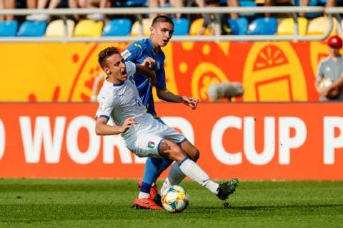 Gdynia, Polen, 11.06.2019, FIFA U-20-Weltmeisterschaft Polen 2019, Halbfinale, Ukraine - Italien, Danylo Beskorovainyi (UKR) und Davide Frattesi (ITA) im Zweikampf ( Defodi-01048-180943