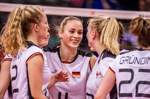 Deutschland - Dominikanische Republik Freude bei Louisa Lippmann (GER 11) Jennifer Geerties (GER 6) Hanna Orthmann (GER 12) beim Spiel in der Volleyball Nations League, Deutschland - Dominikanische Republik. Stuttgart. 11.06.19 Volleyball , Baden Wuerttemberg Deutschland