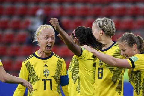 RENNES 2019-06-11 Caroline Seger Madelen Janogi Kosovare Asllani och Magdalena Eriksson under VM-matchen mellan Chile och Sverige pa Roazhon Park arena. RENNES FRANKRIKE fotboll x10050x