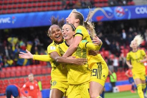 RENNES 2019-06-11 Sveriges Kosovare Asllani jublar efter 0-1 och klappas om av Medelen Yanogi och Anna Anvegard under VM-matchen mellan Chile och Sverige pa Roazhon Park arena. RENNES FRANKRIKE fotboll x10030x