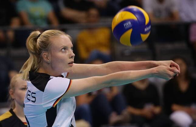 Stuttgart , Volleyball Nations League , Deutschland vs. Dominikanische Republik ,Jennifer Geerties ( GER )