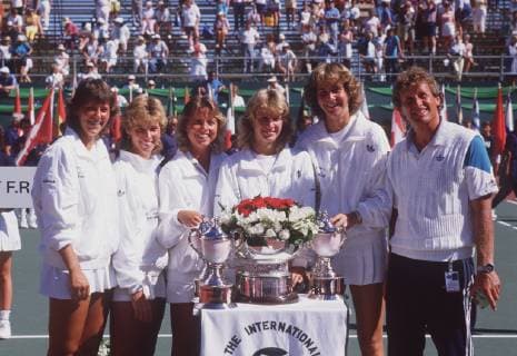 Steffi GRAF wird am 14. Juni 2019 50 Jahre alt, 12SN_FedCup1987SP.jpg Tennis Federations Cup 1987 in Vancouver: Siegerehrung fuer das Team Deutschland mit (von links) Claudia PORWICK, Silke MEIER, Bettina BUNGE, Steffi GRAF, Claudia KOHDE-KILSCH und Coach Klaus HOFSAESS, mit Pokal, Querformat, 15.08.1987. a