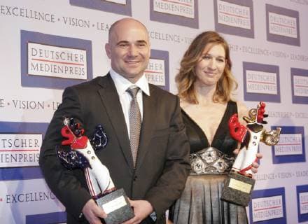 Steffi GRAF wird am 14. Juni 2019 50 Jahre alt, Steffi GRAF und Ehemann Andre AGASSI, praesentieren die Trophaeen, Verleihung des Deutschen Medienpreises 2007 Deutscher Medienpreis in Baden Baden, 24.02.2008. a