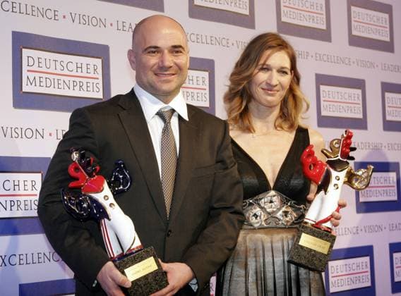 Steffi GRAF wird am 14. Juni 2019 50 Jahre alt, Steffi GRAF und Ehemann Andre AGASSI, praesentieren die Trophaeen, Verleihung des Deutschen Medienpreises 2007 Deutscher Medienpreis in Baden Baden, 24.02.2008. a *** Steffi GRAF will be 50 years old on 14 June 2019, Steffi GRAF and husband Andre AGASSI, present the trophies, German Media Award 2007 German Media Award 2007 in Baden Baden, 24 02 2008 a