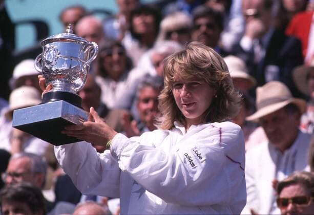Steffi GRAF wird am 14. Juni 2019 50 Jahre alt, Tennis: French Open 1988 - Steffi GRAF mit Siegerpokal QF, Farbe Ì?a