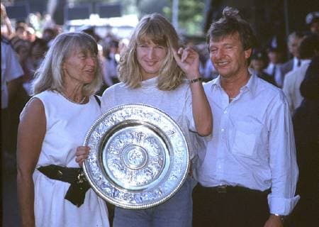 Steffi GRAF wird am 14. Juni 2019 50 Jahre alt, Tennis,Wimbledon 1991,Damenfinale -Steffi GRAF,mit ihren Eltern Heidi und Peter und der Wimbledon Schale Ã‚Â