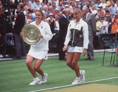 Steffi GRAF wird am 14. Juni 2019 50 Jahre alt, SN300699Graf_SP.jpg Steffi GRAF(r.), Deutschland, mit Lindsay DAVENPORT, USA, bei Siegerehrung nach Finale; ganze Figur, beide machen einen Hofknicks, Davenport haelt Siegerschale in der Hand. Qf. a *** Steffi GRAF will be 50 years old on 14 June 2019, SN300699Graf SP jpg Steffi GRAF r , Germany, with Lindsay DAVENPORT, USA, at the award ceremony after the final whole figure, both make a court curtsey, Davenport holds winners bowl in his hand Qf a