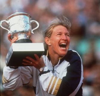 Steffi GRAF wird am 14. Juni 2019 50 Jahre alt, SN70Graf.jpg Tennis,Steffi GRAF ,mit Pokal,bei ihrem Sieg der French Open 1999,Siegerehrung,lachend , Â