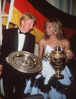 Steffi GRAF wird am 14. Juni 2019 50 Jahre alt, SN_GrafWimbledonSP.jpg Tennis Steffi GRAF, Deutschland, haelt Siegerschale hoch, nach ihrem ersten Wimbledonsieg, blickt Richtung Kamera, Halbfigur, Hochformat. SN_GrafBeckerSP.jpg Tennis Steffi GRAF, Deutschland und Boris BECKER, Deutschland beim Champions-Dinner in Wimbledon; beide halten die Siegertrophaee des anderen in Haenden; sehen sich an; Halbfigur, Hochformat. Â