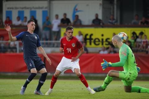 11.06.2019, Profertil Arena, Hartberg, AUT, Testspiel, U21, U 21 Oesterreich vs Frankreich, im Bild von links Anthony Caci (FRA), Husein Balic (AUT) und Paul Bernardoni (FRA) from l to r Anthony Caci (FRA) Husein Balic (AUT) and Paul Bernardoni (FRA) during the International U21 Friendly Football Match between Austria and France at the Profertil Arena in Hartberg, Austria on 2019 06 11. Hartberg