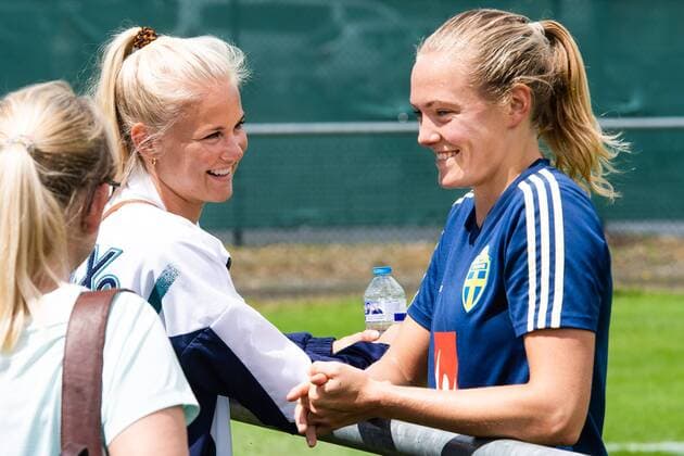 190612 Magdalena Eriksson of Sweden with girlfriend Pernille Harder after training session on June 12, 2019 in Rennes. Photo: Simon Hastegard Bildbyran Kod SH 180068 Copyright: SIMONxHASTEGARD BB190612SH021