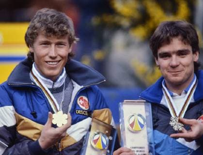 Ski WM 1985, Kombination Herren: Pirmin ZURBRIGGEN, Thomas BURGLER (SUI) SKI ALPIN SAISON 84 85 WM 1985 Bormio Kombination Herren 05.02.1985 Pirmin ZURBRIGGEN (li) und Thomas BURGLER (rechts beide SUI) praesentieren ihre Medaillen. Bormio Italien *** Ski WM 1985, combination men Pirmin ZURBRIGGEN, Thomas BURGLER SUI SKI ALPIN SAISON 84 85 WM 1985 Bormio combination men 05 02 1985 Pirmin ZURBRIGGEN li and Thomas BURGLER right both SUI present their medals Bormio Italy 