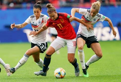 Valenciennes, France 12.06.2019, FIFA Fussball-Weltmeisterschaft 2019 der Frauen, Gruppe B, 2. Spieltag, Deutschland - Spanien, Sara Doorsoun (GER), Alexia Putellas (ESP) und Kathrin Hendrich (GER) im zweikampf, battle for the ball ( Defodi-01001215171 *** Valenciennes, France 12 06 2019, FIFA Womens World Cup 2019, Group B, 2 matchday, Germany Spain, Sara Doorsoun GER , Alexia Putellas ESP and Kathrin Hendrich GER in the duel, battle for the ball Defodi 01001215171 Defodi-001