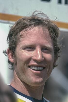 Ken Roberts geb. 31.12.1951 in Kalifornien ist ein ehemaliger US-amerikanischer Motorrad-Rennfahrer und 500cc-Weltmeister der Jahre 1978 + 79 + 80 bereits mit 12 Jahren begann er in seiner Heimat Motorrad-Rennen zu fahren der erste Sieg wurde schon 1967 eingefahren in der Lodi Cycling Bowl so angespornt nahm er erstmals 1974 an einem Rennen zur Straßen-WM Iin Assen in der Klasse 250cc teil und wurde Dritter1978 kam er erneut in die Straßen-WM diesmal im Werksteam von Yamaha-USA und teilte allen mit die es hören wollten oder auch nicht hören wollten daß er Weltmeister werde so daß er rasch den Beinamen Großmaul erhielt aber tatsächlich wurde Roberts 1978 auf Anhieb Weltmeister der 500cc-Klasse und kam in der 250cc-Klasse auf Rang 4 so daß er nicht mehr Das Großmaul sonder der King Eddie war nach der Saison 82 trat er vom aktiven zurück und tauchte 1984 als Leiter eines Rennteams wieder auf die eingesetzten Maschinen erwiesen sich als nicht konkurrenzfähig das konnte auch der 2006 eingesetzte Sohn Kenny junior nicht ändern Das Foto stammt aus 1978 vom Nürburgring