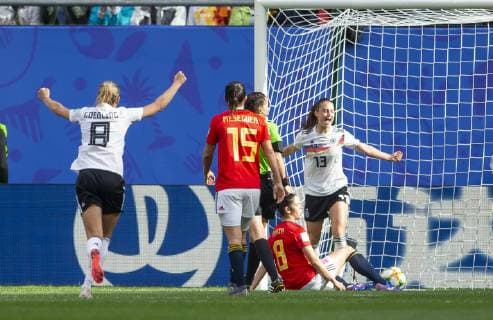 Frankreich, Valenciennes, Stade du Hainaut, 12.06.2019, Fussball - FIFA Frauen-WM - Deutschland - Spanien Bild: v. l. Jubel nach dem 1:0, Lena Goeßling (Deutschland, 8), Silvia Meseguer (Spanien, 15), Marta Torrejon (Spanien, 8) und Torschützin Sara Däbritz (Deutschland, 13) *** France, Valenciennes, Stade du Hainaut, 12 06 2019, Football FIFA Womens World Cup Germany Spain Picture v l Jubel nach dem 1 0, Lena Goeßling Germany, 8 , Silvia Meseguer Spain, 15 , Marta Torrejon Spain, 8 and Scorer Sara Däbritz Germany, 13 Copyright: HMBxMedia xHeikoxBecker