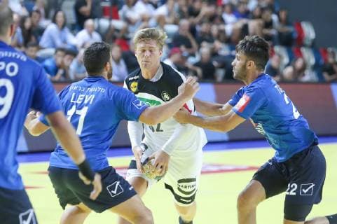 Tel Aviv-Jaffa, Israel 12.06.2019, EHF EURO-Qualifikation 2020, Runde 5, Gruppe 1, Israel - Deutschland, Franz Semper (GER) controls the ball ( Defodi-09-535-000292
