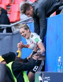 Lena GOESSLING, DFB 8 mit ihrem besten Freund Stefan, von Helfer heruntergehoben GERMANY - SPAIN Women FIFA World Cup, WM, Weltmeisterschaft, Fussball France Season 2018 2019, June 12, 2019 in Valenciennes, France. Photographer: Peter Schatz
