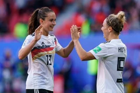 Sport Bilder des Tages Valenciennes, France 12.06.2019, FIFA Fussball-Weltmeisterschaft 2019 der Frauen, Gruppe B, 2. Spieltag, Deutschland - Spanien, Sara Daebritz (GER) und Svenja Huth (GER) jubeln nach dem 1:0 sieg, ( Defodi-01001215208 *** Valenciennes, France 12 06 2019, FIFA Womens World Cup 2019, Group B, 2 matchday, Germany Spain, Sara Daebritz GER and Svenja Huth GER cheer after 1 0 victory, Defodi 01001215208 Defodi-001