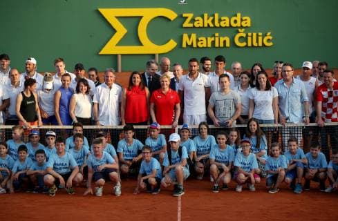 (190613) -- ZAGREB, June 13, 2019 -- Croatian President Kolinda Grabar-Kitarovic (C) poses for a group photo with participants of Gem Set Croatia, a humanitarian sports event organized by the Marin Cilic Foundation, in Zagreb, Croatia, June 12, 2019. ) (SP)CROATIA-ZAGREB-HUMANITARIAN SPORTS EVENT-GEM SET CROATIA IgorxKralj 