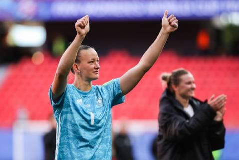 (190613) -- VALENCIENNES, June 13, 2019 (Xinhua) -- Goalkeeper Almuth Schult (L) of Germany greets the fans after the Group B match between Germany and Spain at the 2019 FIFA Women s World Cup in Valenciennes, France, June 12, 2019. Germany won 1-0 . (Xinhua Shan Yuqi) (SP)FRANCE-VALENCIENNES-SOCCER-FIFA WOMEN S WORLD CUP-GROUP B-GER VS ESP 