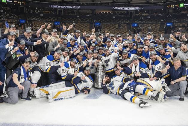 Sport Themen der Woche KW24 Sport Bilder des Tages BOSTON, MA - JUNE 12: The Blues pose with the Cup after Game 7 of the Stanley Cup Final between the Boston Bruins and the St. Louis Blues on June 12, 2019, at TD Garden in Boston, Massachusetts. (Photo by Fred Kfoury III Icon Sportswire) NHL, Eishockey Herren, USA JUN 12 Stanley Cup Final - Blues at Bruins Icon482190612013