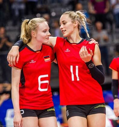 Deutschland - Belgien Jennifer Geerties (GER 6) Louisa Lippmann (GER 11) - Freude und Erleichterung beim Spiel in der Volleyball Nations League, Deutschland - Belgien. Stuttgart. 12.06.19 Volleyball , Baden Wuerttemberg Deutschland