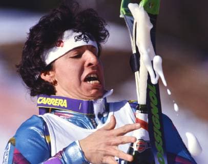 Ski WM 1993, Slalom Damen: Vreni SCHNEIDER (SUI) SKI ALPIN SAISON 92 93 WM 1993 Morioka Shizukuishi Slalom Damen 04.02.1993 Vreni SCHNEIDER (SUI) beim Sektspritzen. Morioka Shizukuishi Japan *** World Ski Championships 1993, Slalom Women Vreni SCHNEIDER SUI SKI ALPIN SAISON 92 93 World Ski Championships 1993 Morioka Shizukuishi Slalom Women 04 02 1993 Vreni SCHNEIDER SUI at the champagne syringe Morioka Shizukuishi Japan 