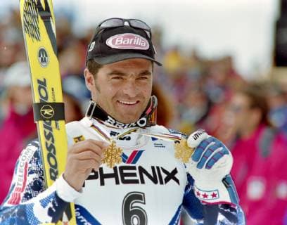 Ski WM 1996, Slalom Herren: Alberto TOMBA (ITA) SKI ALPIN SAISON 95 96 WM 1996 Sierra Nevada Slalom Herren 25.02.1996 Alberto TOMBA (ITA) mit seinen zwei Goldmedaillen fuer Slalom und Riesentorlauf. Sierra Nevada Spanien *** Ski World Championships 1996, Slalom Men Alberto TOMBA ITA SKI ALPIN SAISON 95 96 WM 1996 Sierra Nevada Slalom Men 25 02 1996 Alberto TOMBA ITA with his two gold medals for slalom and giant slalom Sierra Nevada Spain 