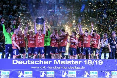 Handball-Bundesliga: Bergischer HC - SG Flensburg-Handewitt 09.06.2019. Meistermannschaft SG Flensburg-Handewitt mit der Meisterschale. Holger Glandorf präsentiert die Meisterschale.