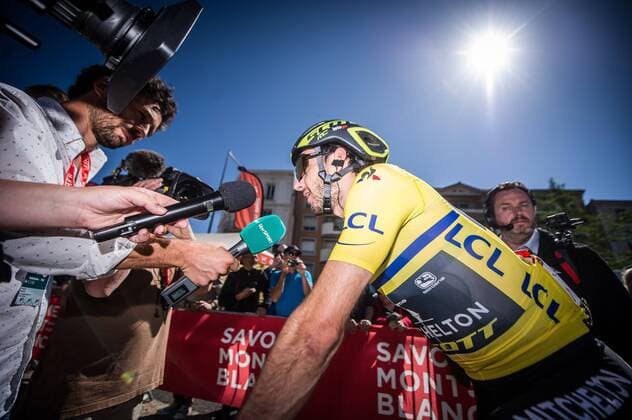 Adam Yates (GBR Mitchelton-Scott) im Gelben Trikot des Gesamtfuehrenden des Criterium du Dauphine 2019 beim Interview - Querformat - quer - horizontal - Event Veranstaltung: 71. Criterium du Dauphine - 5.Etappe Stage 5: Boen-sur-Lignon to Voiron 201.0 km - Ort Location: Voiron - Region: Region Auvergne-Rhone-Alpes - Land Country: Frankreich France - Datum Date: 13.06.2019 Cycling Radsport 71. Criterium du Dauphine - 5.Etappe 13.06.2019