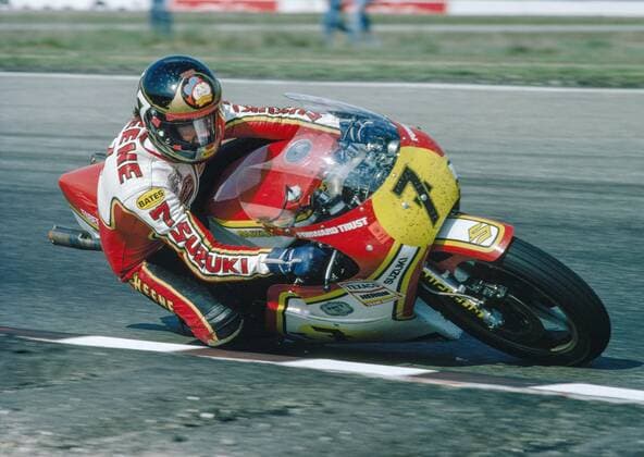 BarrySheene geb.11.09.1950 gest. 10.03.2003 war ein britischer Motorrad-Rennfahrer er fuhr erstmals 1970 in der Motorrad-WM ein Rennen in Barcelona und belegte Platz 2 in der Klasse 125cc 1976 und 1977 war er Weltmeister in der Klasse 500cc mit einer Suzuli RG500 insgesamt startete er 102x in der WM er errang dabei 23 Siege + 19 Pole + 20 Schnellste Runden in der meistbeachteten Klasse 599cc startete er 87maql zu 19 Siegen + 18 schnellste Runden und 2 WM-Titeln er galt als Partylöwe und fiel durch spektakulären Fahrstil auf weil er mehr neben der Maschine hing als au ihr er erlag 2003 in seiner Wahlheimat Australien einem Krebsleiden