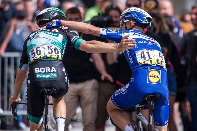 Sport Bilder des Tages Julian Alaphilippe (FRA Deceuninck - Quick Step) gewinnt die 6.Etappe des Criterium du Dauphine 2019 um Milimeter gegen Gregor Muehlberger Mühlberger (AUT BORA - hansgrohe) - Finish - Ziel - Zielsprint - Zielankunft - Finale - Final - Sprint - Jubel - Freude - Luck - Emotion - Emotionen - Mimik - Mimic - Gestik - Gestic - Aktion Rennszene - Querformat - quer - horizontal - Event Veranstaltung: 71. Criterium du Dauphine - 6.Etappe Stage 6: Saint-Vulbas to Saint-Michel-de-Maurienne 229 km - Ort Location: Saint-Michel-de-Maurienne - Region: Region Auvergne-Rhone-Alpes - Land Country: Frankreich France - Datum Date: 14.06.2019 Cycling Radsport 71. Criterium du Dauphine - 6.Etappe 14.06.2019