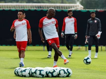 Peru s national soccer team player Luis Advincula (C) participates in a training session of the team at the Porto Alegre International Training Center, in Porto Alegre, Brazil, 14 June 2019. Peru will debut against Venezuela tomorrow as part of the Copa America 2019 Group A matches. Peru s national soccer team training session !ACHTUNG: NUR REDAKTIONELLE NUTZUNG!  Copyright: xJosexMendezx COPAME220 20190614-636961364796293863