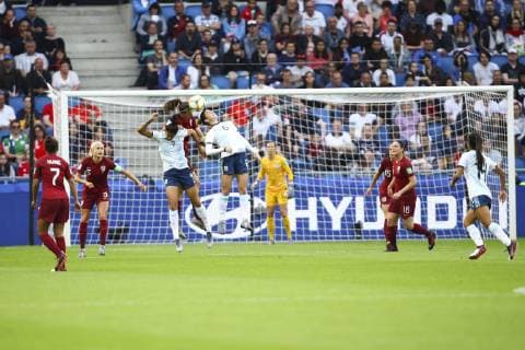 Fußball, WM Damen, England - Argentinien Sole Jaimes ( Argentine ) Aldana Cometti ( Argentine ) vs Jill Scott ( Angleterre ) FOOTBALL : Coupe du Monde Feminine - Groupe D - Angleterre v Argentine - 14 06 2019 GwendolineLeGoff Panoramic 