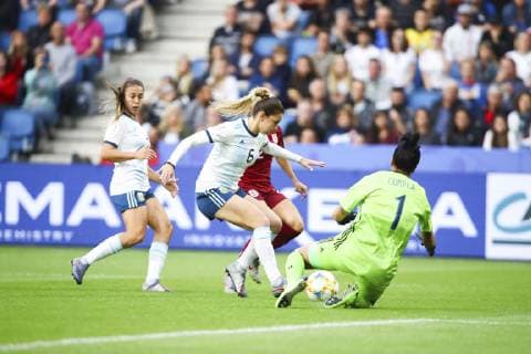 Fußball, WM Damen, England - Argentinien Beth Mead ( Angleterre ) vs Aldana Cometti ( Argentine ) Vanina Correa ( Gardienne goal Argentine) FOOTBALL : Coupe du Monde Feminine - Groupe D - Angleterre v Argentine - 14 06 2019 GwendolineLeGoff Panoramic 