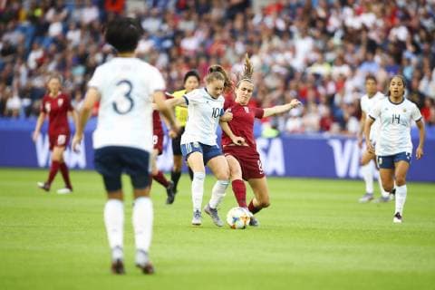 Fußball, WM Damen, England - Argentinien Estafania Banini ( Argentine ) vs Jill Scott ( Angleterre ) FOOTBALL : Coupe du Monde Feminine - Groupe D - Angleterre v Argentine - 14 06 2019 GwendolineLeGoff Panoramic 