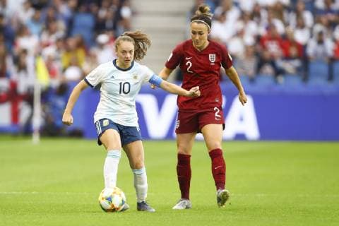 Fußball, WM Damen, England - Argentinien Estafania Banini ( Argentine ) vs Lucy Bronze ( Angleterre ) FOOTBALL : Coupe du Monde Feminine - Groupe D - Angleterre v Argentine - 14 06 2019 GwendolineLeGoff Panoramic 