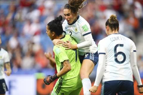joie Vanina Correa ( Gardienne goal Argentine) et Agustina Barrosos ( Argentine ) FOOTBALL : Coupe du Monde Feminine - Groupe D - Angleterre v Argentine - 14 06 2019 GwendolineLeGoff Panoramic 