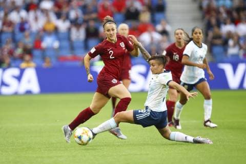 Lucy Bronze ( Angleterre ) vs Lorena Benitez ( Argentine ) FOOTBALL : Coupe du Monde Feminine - Groupe D - Angleterre v Argentine - 14 06 2019 GwendolineLeGoff Panoramic 
