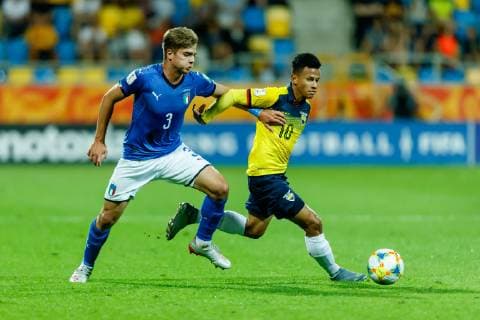 Fußball, U20 WM, Italien - Ecuador Gdynia, Polen, 14.06.2019, FIFA U-20-Weltmeisterschaft Polen 2019, Spiel um Platz 3, Italien - Ecuador, Alessandro Tripaldelli (ITA) und Jordan Rezabala (ECU) im Zweikampf ( Defodi-01048-181409