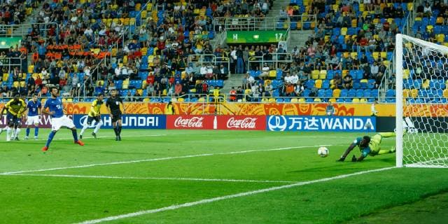 Fußball, U20 WM, Italien - Ecuador Gdynia, Polen, 14.06.2019, FIFA U-20-Weltmeisterschaft Polen 2019, Spiel um Platz 3, Italien - Ecuador, Torwart Moises Ramirez (ECU) haelt den Elmeter von Marco Olivieri (ITA) ( Defodi-01048-181414