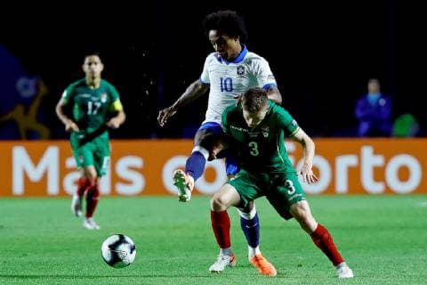 Sport Bilder des Tages Bolivia s Alejandro Chumacero (R) fights for the ball with Brasil s William (C), during the Copa America 2019 Group A soccer match between Brazil and Bolivia, at Morumbi Stadium in Sao Paulo, Brazil, 14 June 2019. Brazil vs. Bolivia !ACHTUNG: NUR REDAKTIONELLE NUTZUNG!  Copyright: xMarceloxChellox SCA01127 20190615-636961708380120131