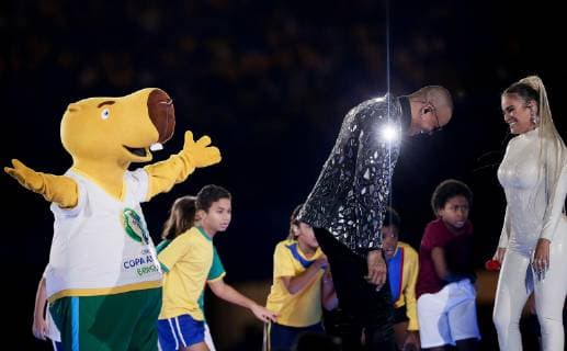 Sport Bilder des Tages Brazil vs. Bolivia SÃO PAULO, SP - 14.06.2019: BRAZIL VS. BOLIVIA - Zizito mascot, Brazilian singer Léo Santana and Colombian singer Karol G during a pre-match opening ceremony between Brazil and Bolivia, valid for the group stage of the Copa America 2019, held this Friday (14) at the Estádio do Morumbi in Sao Paulo-SP. (Photo: Marcelo Machado de Melo Fotoarena) x1747931x  MarceloxMachadoxdexMelo