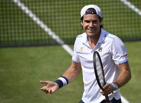 Sport Themen der Woche KW24 Sport Bilder des Tages nach dem verletzungsbedingten Ausfall des zweiten Halbfinale wegen Aufgabe verletzungsbedingt von Milos Raonic (CAN) spielt Tommy Haas (GER) ein Doppel mit Fabrice Santoro (FRA) Nick Kyrgios (AUs) Denis Shapovalov (CAN) Gestik, Geste 15.06.2019 Tennis Mercedes Cup Stuttgart 2019 Weißenhof ATP, Tennis Herren 250 08.-16.06.2019 Mercedes Cup Stuttgart 2019 Weißenhof ATP 250 *** after the injury-related loss of the second semi-final due to Milos Raonic CANs abandonment due to injury Tommy Haas GER plays a double with Fabrice Santoro FRA Nick Kyrgios AUs Denis Shapovalov CAN Gestik, Geste 15 06 2019 Tennis Mercedes Cup Stuttgart 2019 Weißenhof ATP 250 08 16 06 2019 Mercedes Cup Stuttgart 2019 Weißenhof ATP 250