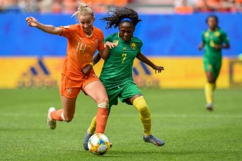 Fußball, WM Damen, Niederlande - Kamerun Womens World Cup France 2019 The Netherlands v Cameroon: Valenciennes 15-06-2019: WK Voetbal: Vrouwen Nederland v Kameroen: Valenciennes Jackie Groenen of The Netherlands, Gabrielle Aboudi Onguene of Cameroon ***** Only for use outside Netherlands***** *** Womens World Cup France 2019 The Netherlands v Cameroon Valenciennes 15 06 2019 WK Voetbal Vrouwen Nederland v Kameroen Valenciennes Jackie Groenen of The Netherlands, Gabrielle Aboudi Onguene of Cameroon Only for use outside Netherlands