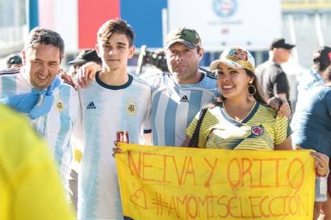 Fußball, Copa America, Argentinien - Kolumbien, Fans vor dem Spiel Argentina vs Colombia SALVADOR, BA - 15.06.2019: ARGENTINA VS COLOMBIA - Argentine and Colombian fans, before during match between Argentina and Colombia, valid for the group phase of Copa America 2019, held this Saturday (15) at the Arena Fonte Nova in Salvador, Bahia, Brazil. (Photo: Tiago Caldas Fotoarena) x1748135x  TiagoxCaldas