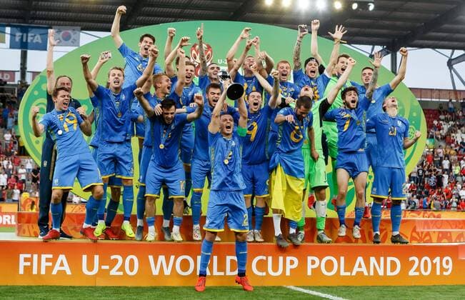 Sport Themen der Woche KW24 Sport Bilder des Tages Fußball, U20 WM, Finale, Ukraine - Südkorea Fußball, U20 WM, Finale, Ukraine - Südkorea Lodz, Polen, 15.06.2019, FIFA U-20-Weltmeisterschaft Polen 2019, Finale, Ukraine - Korea, Siegerehrung, Siegerfoto, Ukraine bejubelt die U-20 Welmeisterschaft 2019 ( Defodi-01048-181763 *** Lodz, Poland, 15 06 2019, FIFA U 20 World Cup Poland 2019, final, Ukraine Korea, award ceremony, winner photo, Ukraine cheers the U 20 World Cup 2019 Defodi 01048 181763 Defodi-048