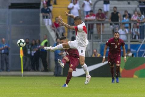 Fußball, Copa America, Venezuela - Peru Venezuela x Peru PORTO ALEGRE, RS - 15.06.2019: VENEZUELA X PERU - Paolo Guerrero is bidding during a match between Venezuela and Peru, valid for the 2019 Copa America group stage, held this Saturday (15) at the Grêmio Arena in Porto Alegre, RS. (Photo: Raul Pereira Fotoarena) x1748163x  RaulxPereira